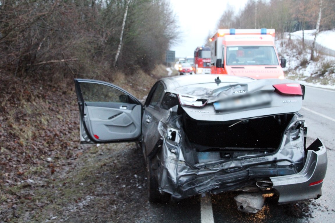Missglücktes Überholmanöver: Kia schleudert gegen Baum