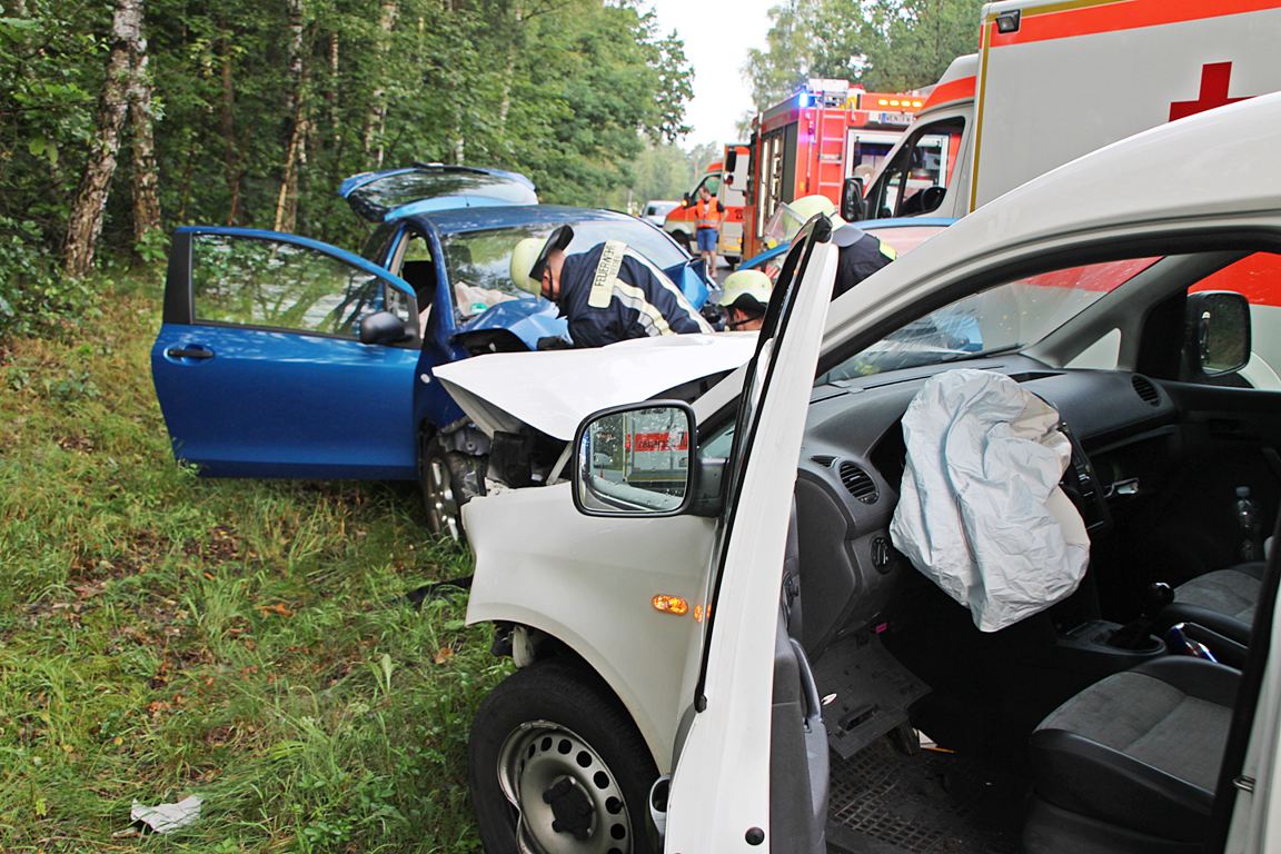 [Update] Schwerer Unfall auf der B470 – junge Frau schwer verletzt