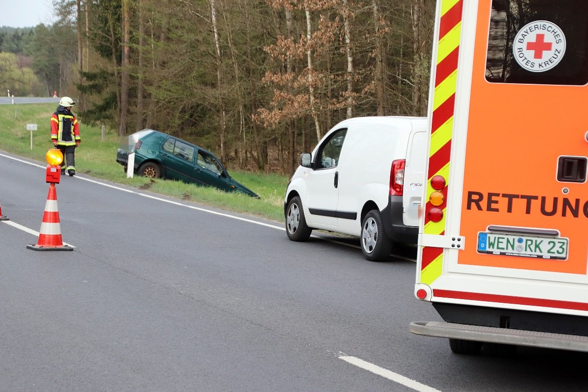B470: Golf landet im Graben