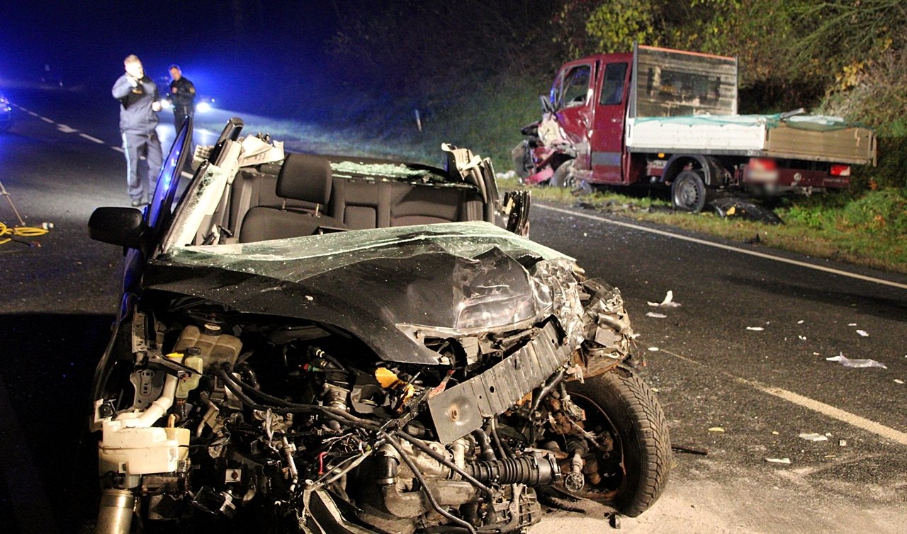Frontal in Gegenverkehr – Mann (25) in Lebensgefahr