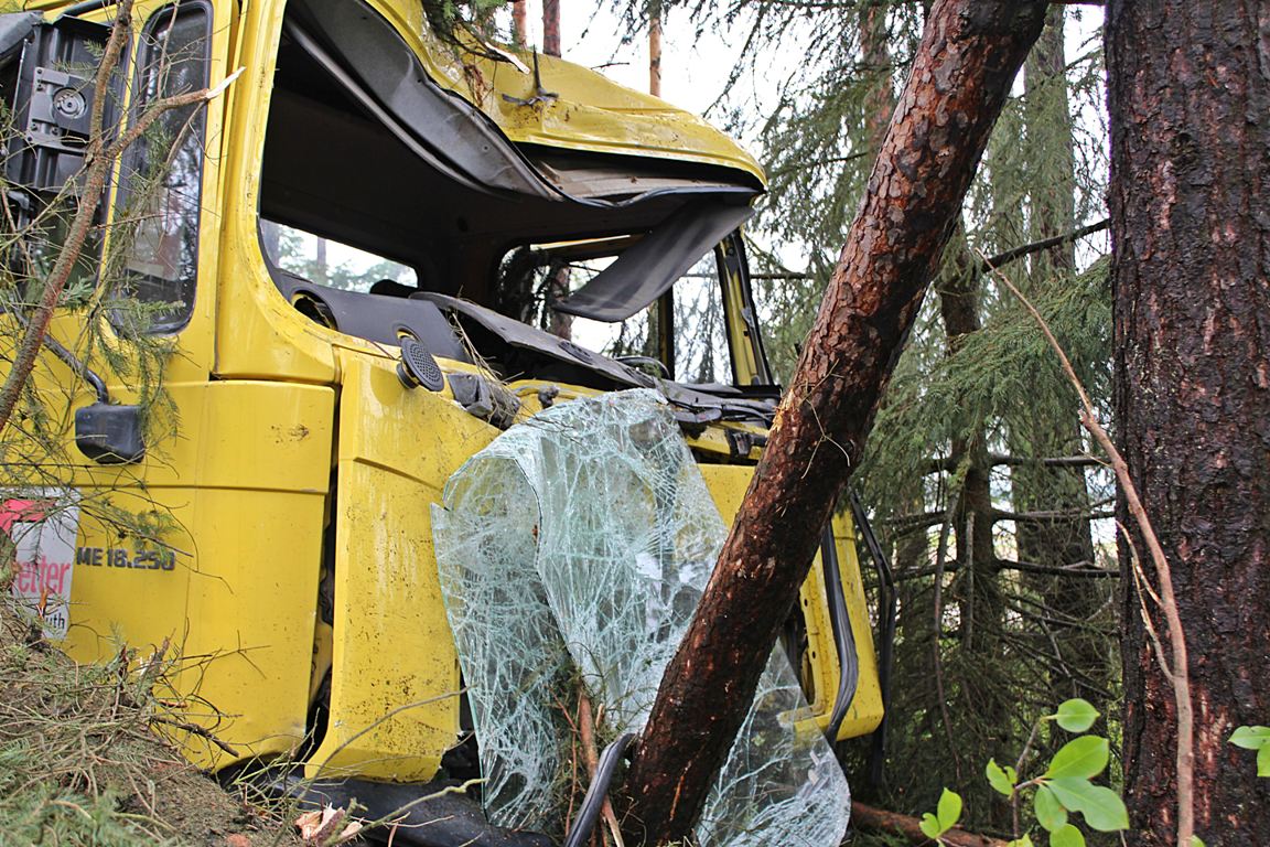 Lkw-Fahrer gerät in Gegenverkehr und landet im Wald