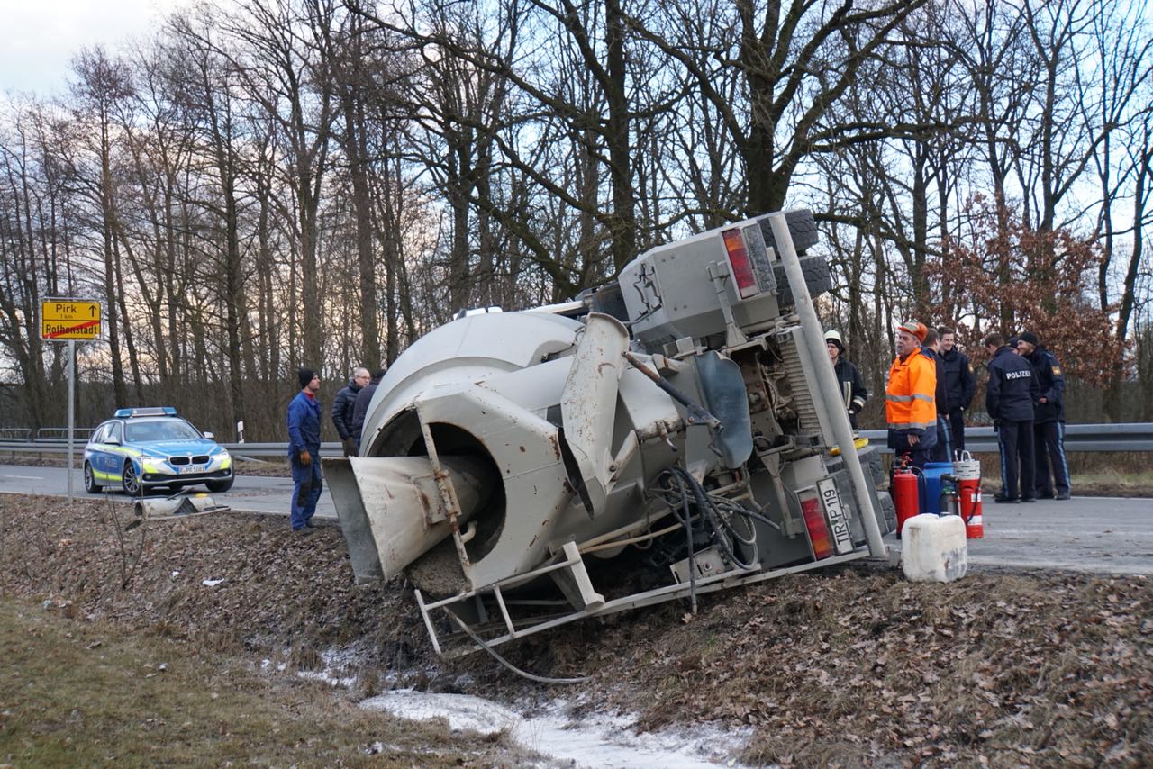 [Update] Betonmischer umgestürzt: Fahrer schwer verletzt