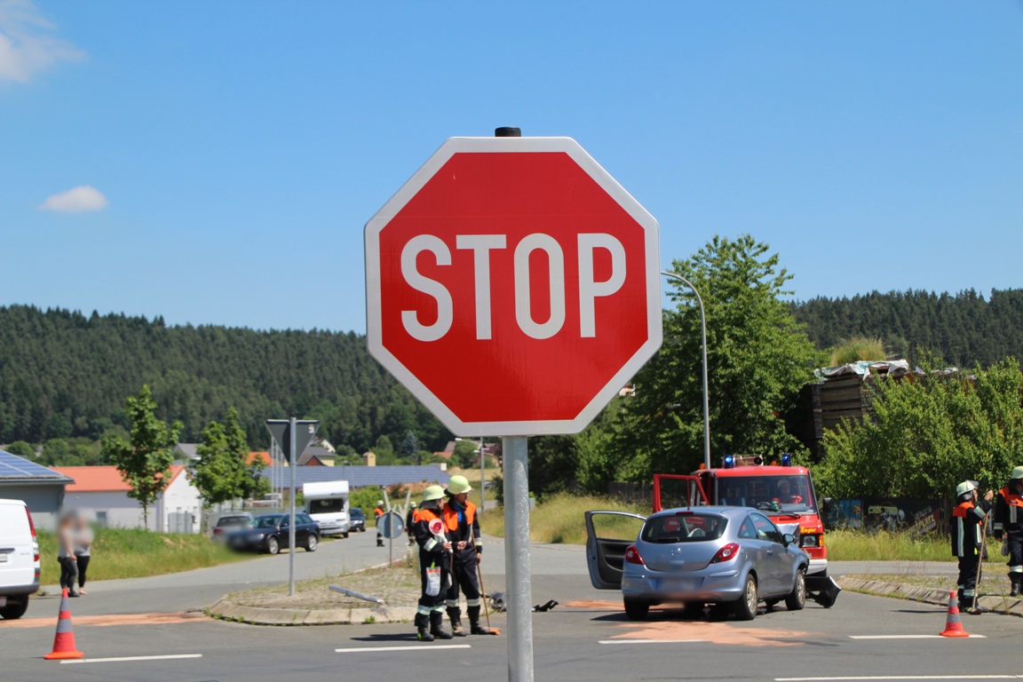 Schwerer Unfall an berüchtigter Döllnitz-Kreuzung: Zwei Verletzte