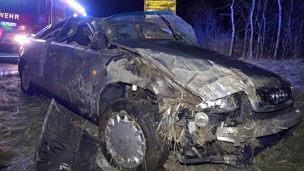 Im Graben überschlagen: Autofahrer leicht verletzt