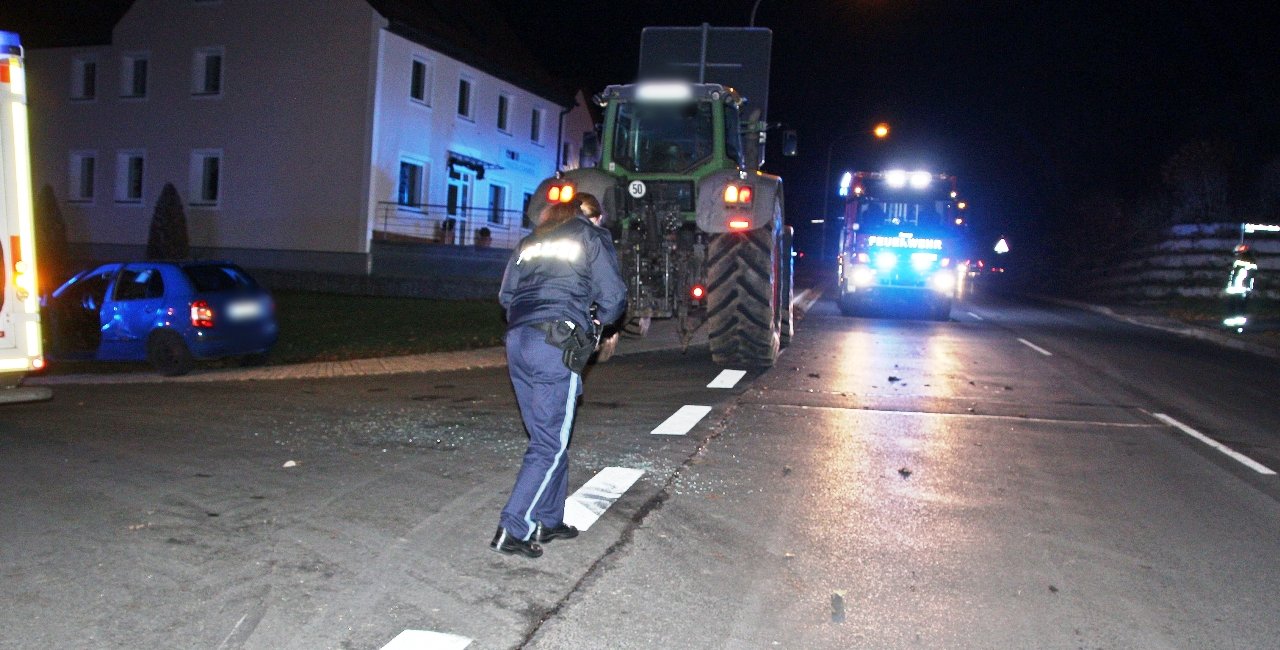 Traktor kracht in Auto