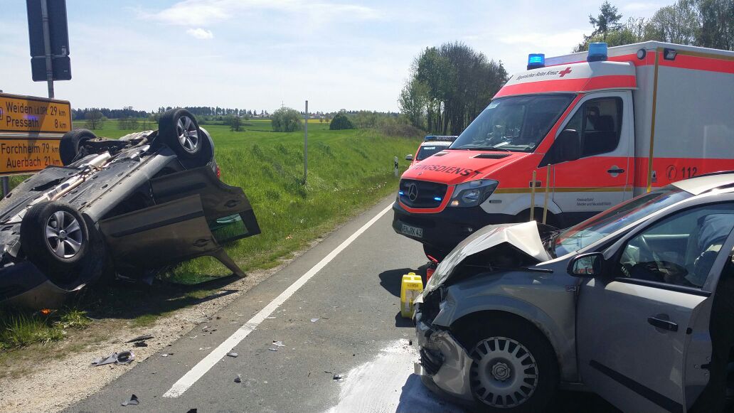 [Update] Schwerer Unfall: Auto überschlägt sich