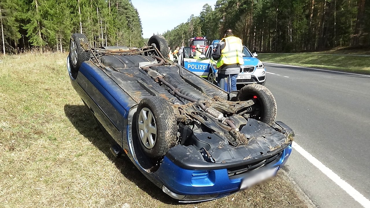Unfall auf B299: Kontrolle verloren und überschlagen