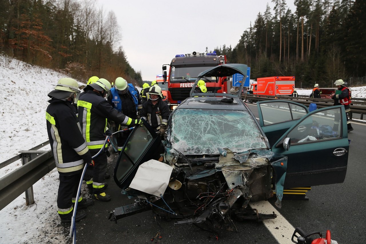 [Update] Vier Schwerverletzte – Fahrzeug kracht beidseitig in Leitplanke