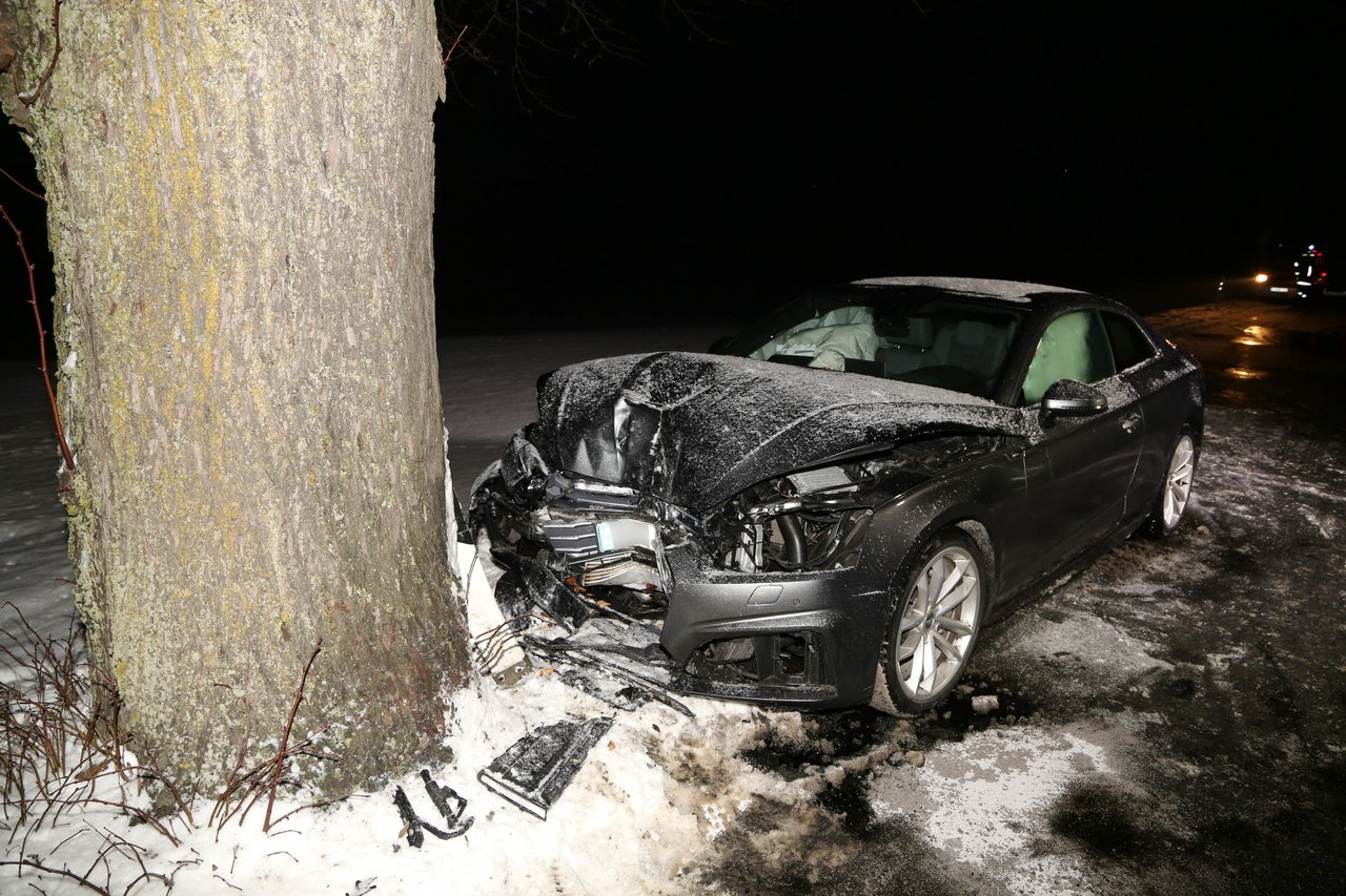 Audi kracht gegen Baum