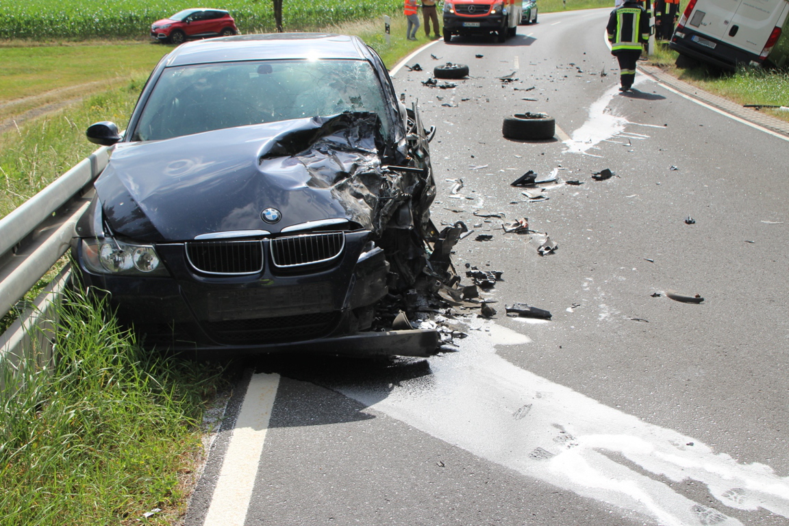 Unfall mit zwei Verletzten: Flüssigsauerstofftank beschädigt