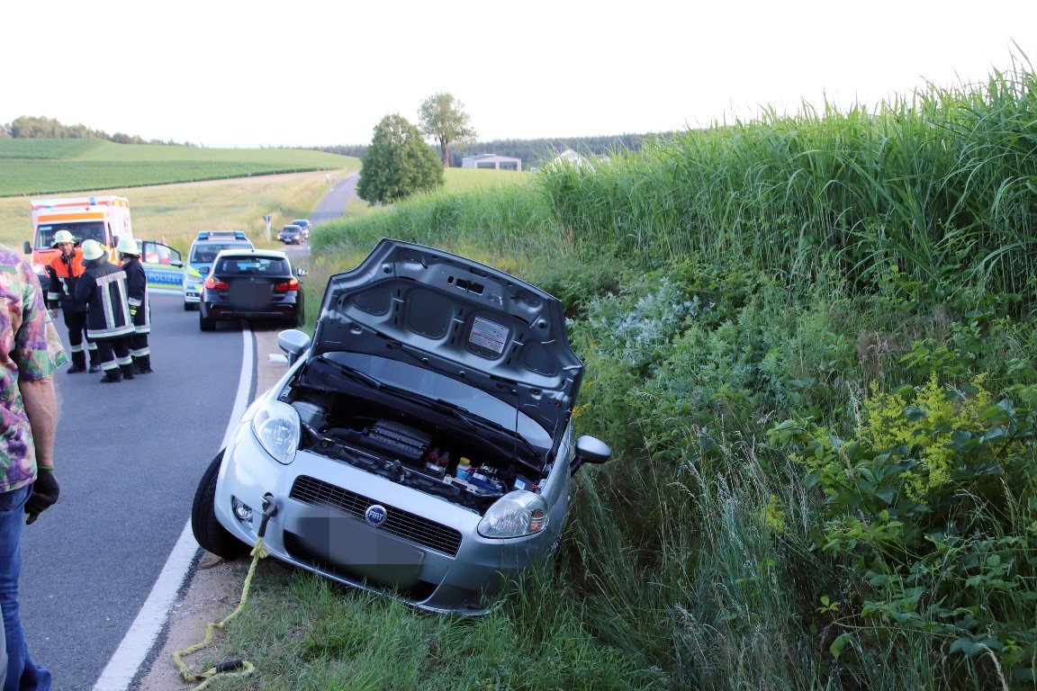 Auto fährt in Graben