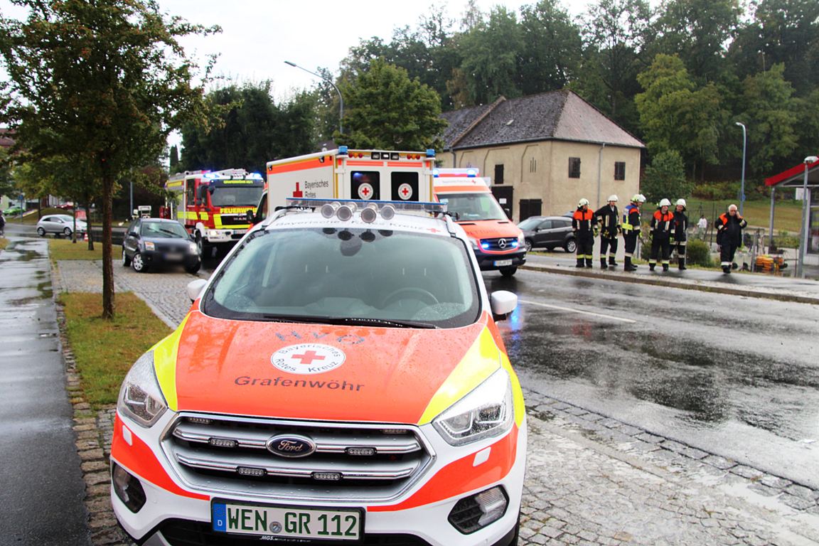 Autos stoßen frontal zusammen: Zwei Verletzte