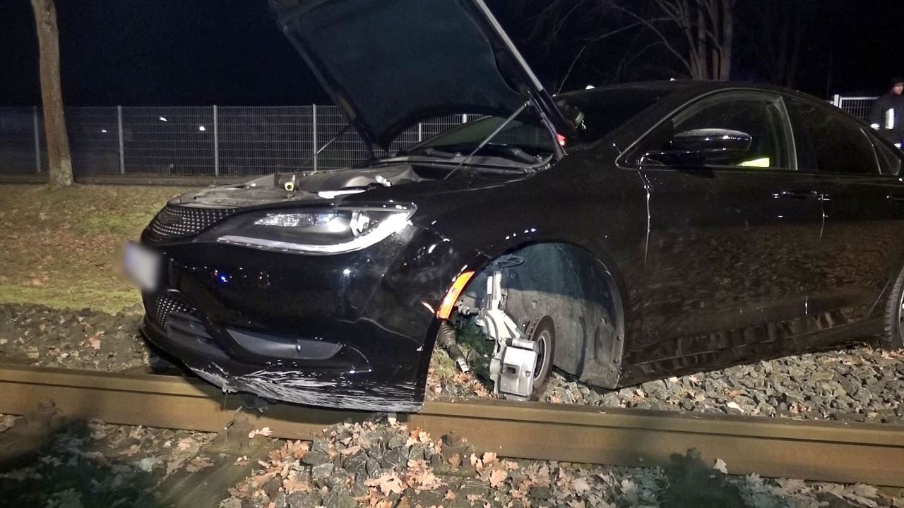 Auto landet auf Gleisen: Reifen bleibt verschwunden