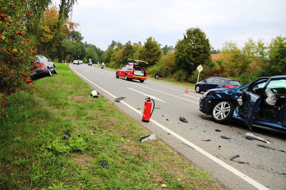 Zwei Totalschäden, ein Verletzter und Stau nach Unfall