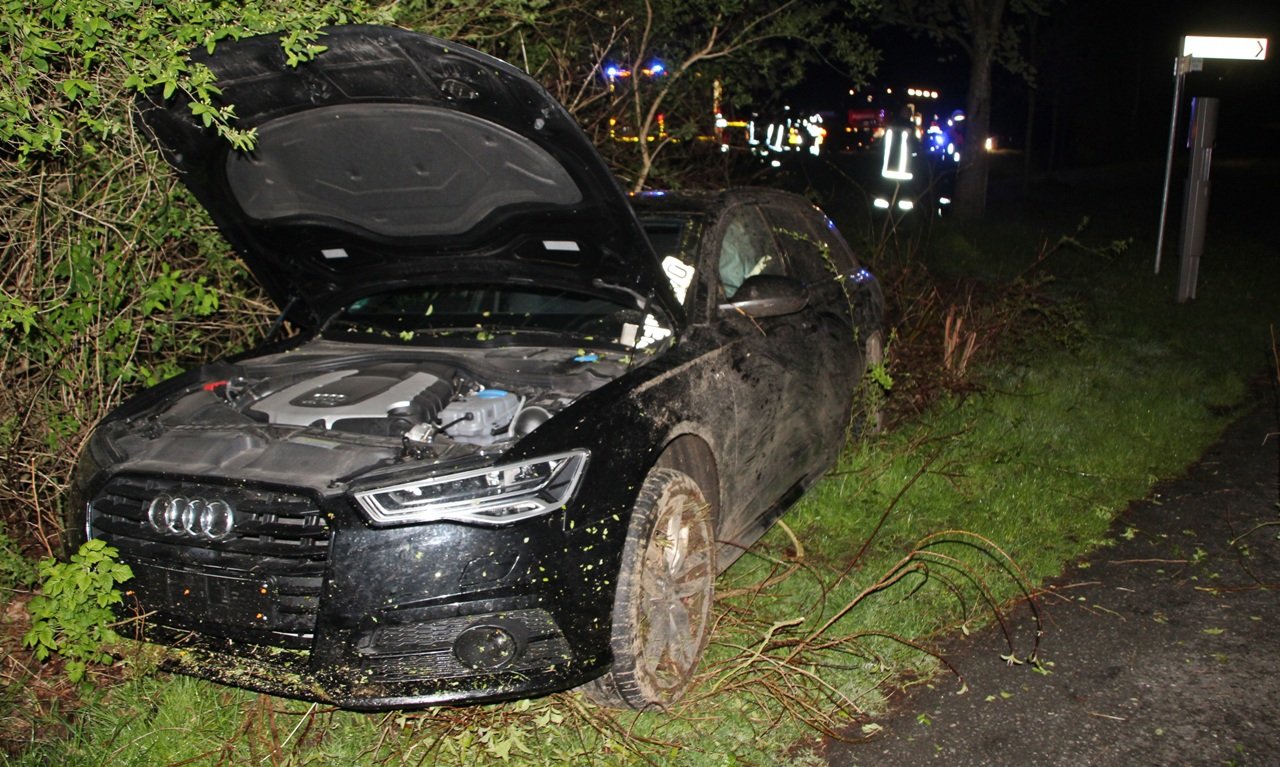 Schleuderfahrt endet in Böschung: Audifahrer verletzt