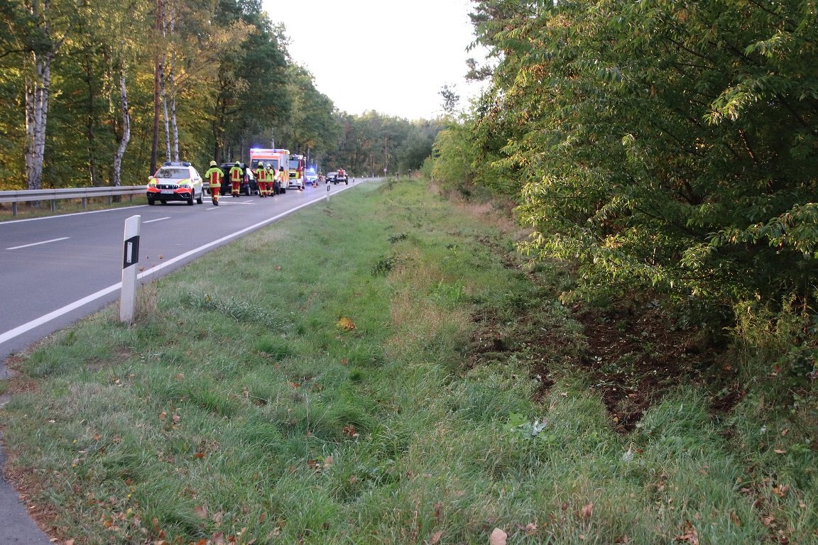 Unfall bei Hütten: Auto kracht in Leitplanke