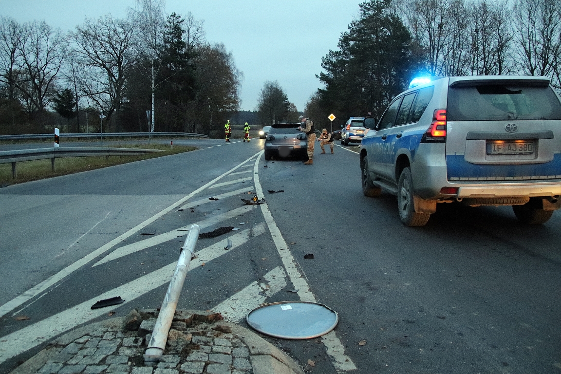 Unfall B299: Fahrer fährt Verkehrsschild um