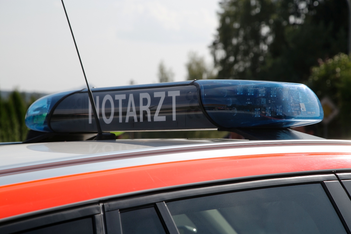 Betrunken in Leitplanke geschleudert: Autofahrer verletzt