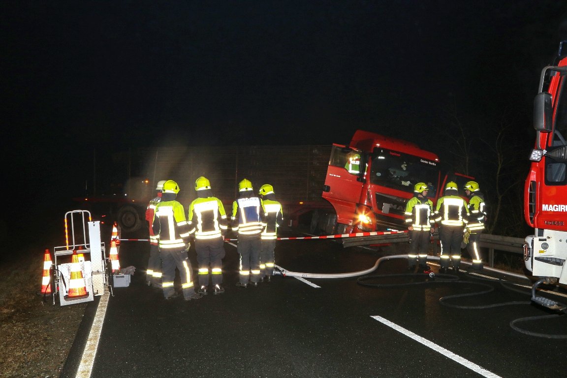 Sattelzug gerät ins Schlingern und blockiert Staatsstraße