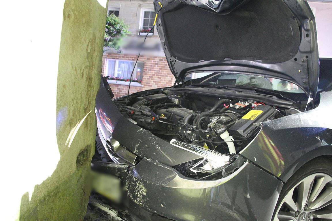 Frontal gegen Hausmauer: Frau schwer verletzt