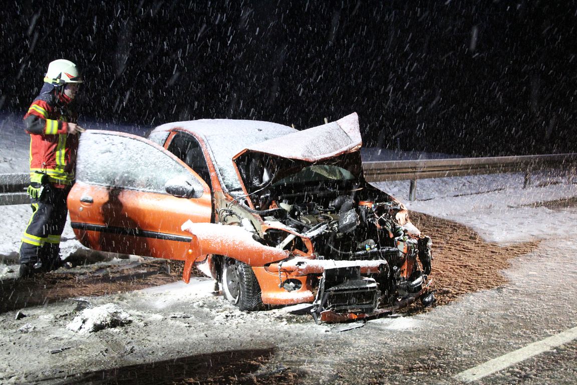 Unfall bei Kirchenthumbach: Autofahrer schleudert in Leitplanke