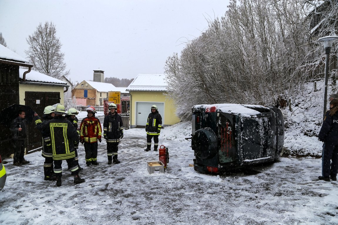 Schnee, Hagel, Schleuderpartie – Toyota landet seitlich