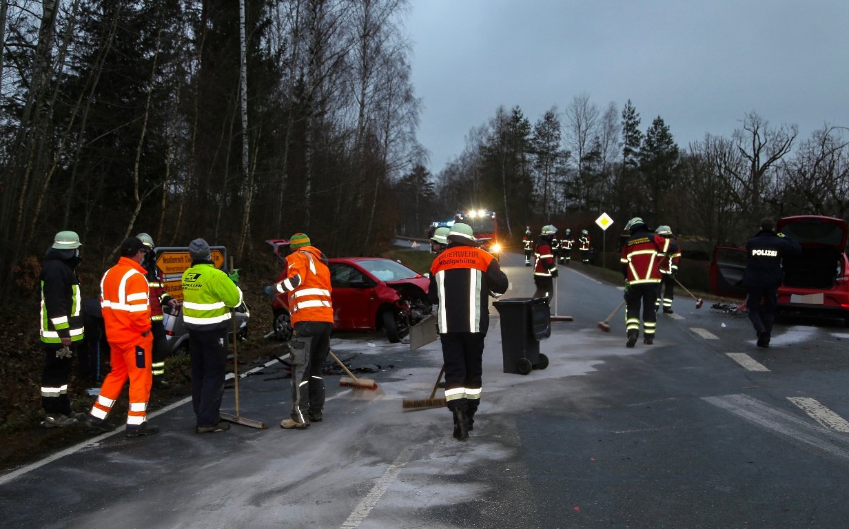 Drei Autos kollidieren auf Kreisstraße