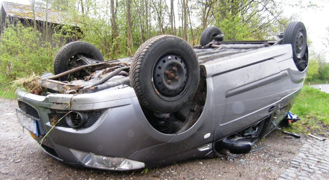 Totalschaden nach Unfall: Auto landet auf Dach