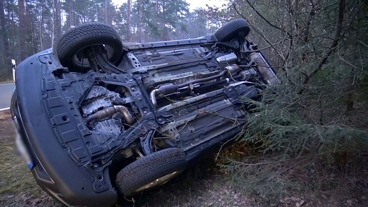 Schleuderpartie am Morgen: Auto überschlägt sich
