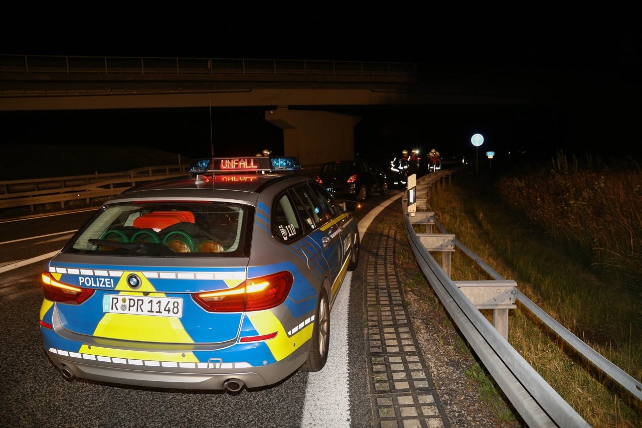 Unfall A93: Autofahrerin verliert Kontrolle
