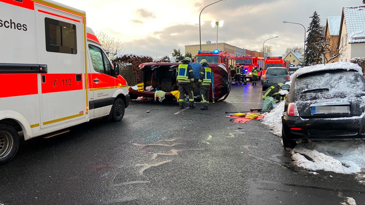 [Update] Schwerer Unfall in der Mooslohstraße: Auto landet auf Dach