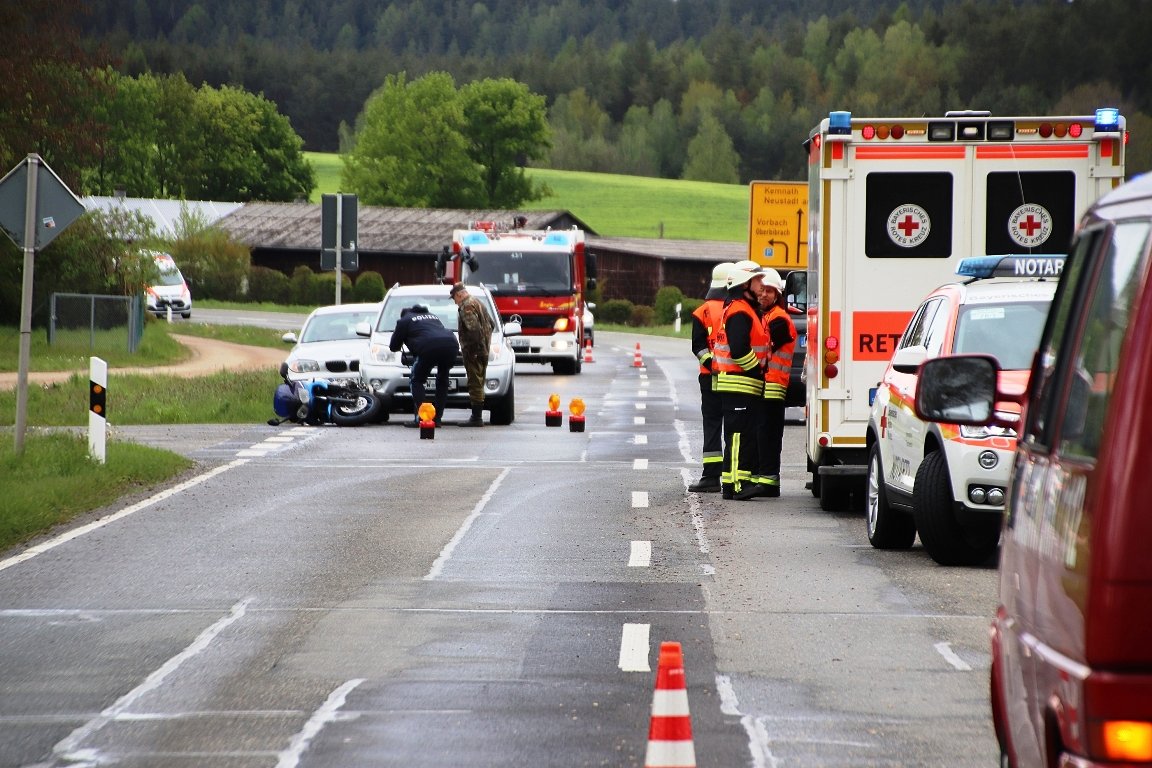 Motorradfahrer stürzt und kracht in zwei Autos
