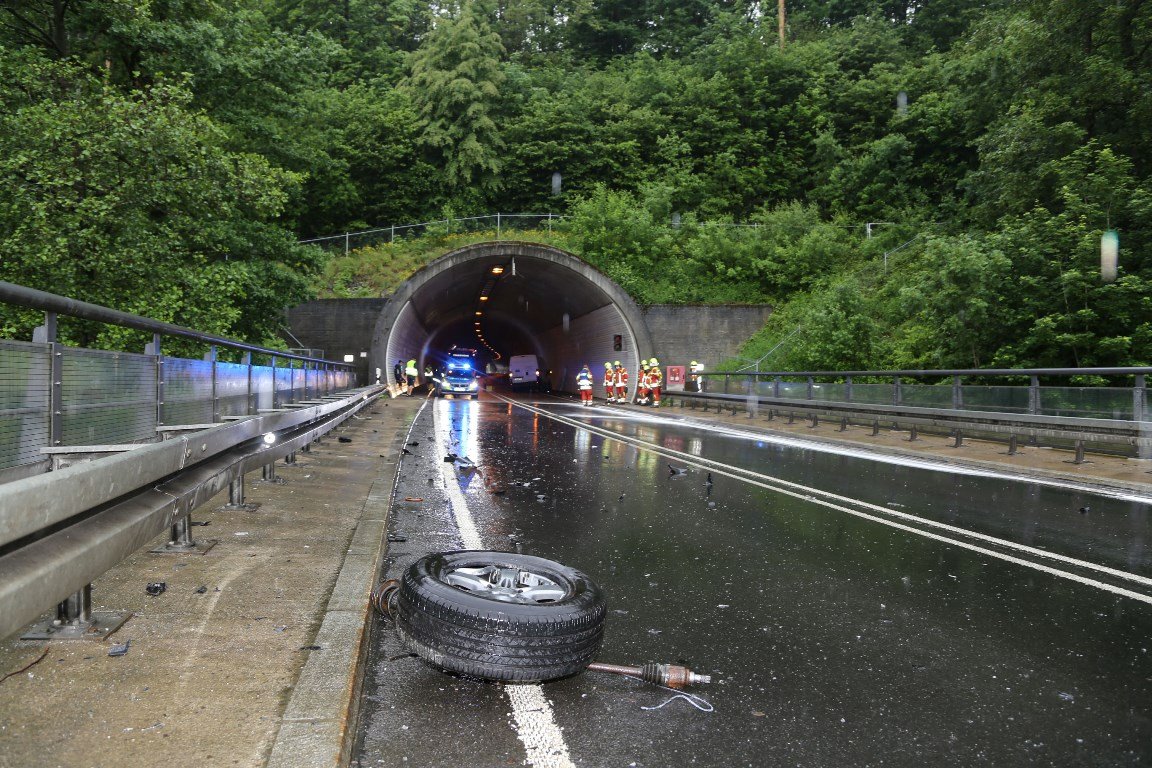 Tunnel gesperrt: Auf regennasser Straße ins Schleudern geraten