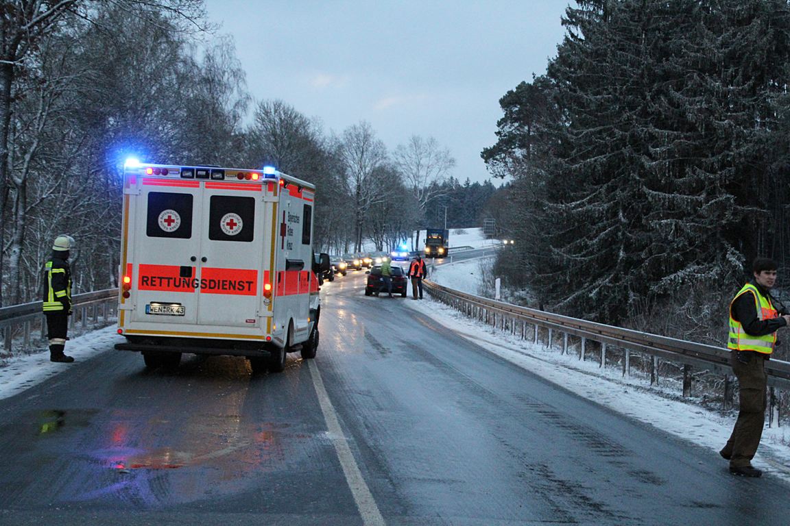 Spiegelglatte B470: Unfall bei Altzirkendorf