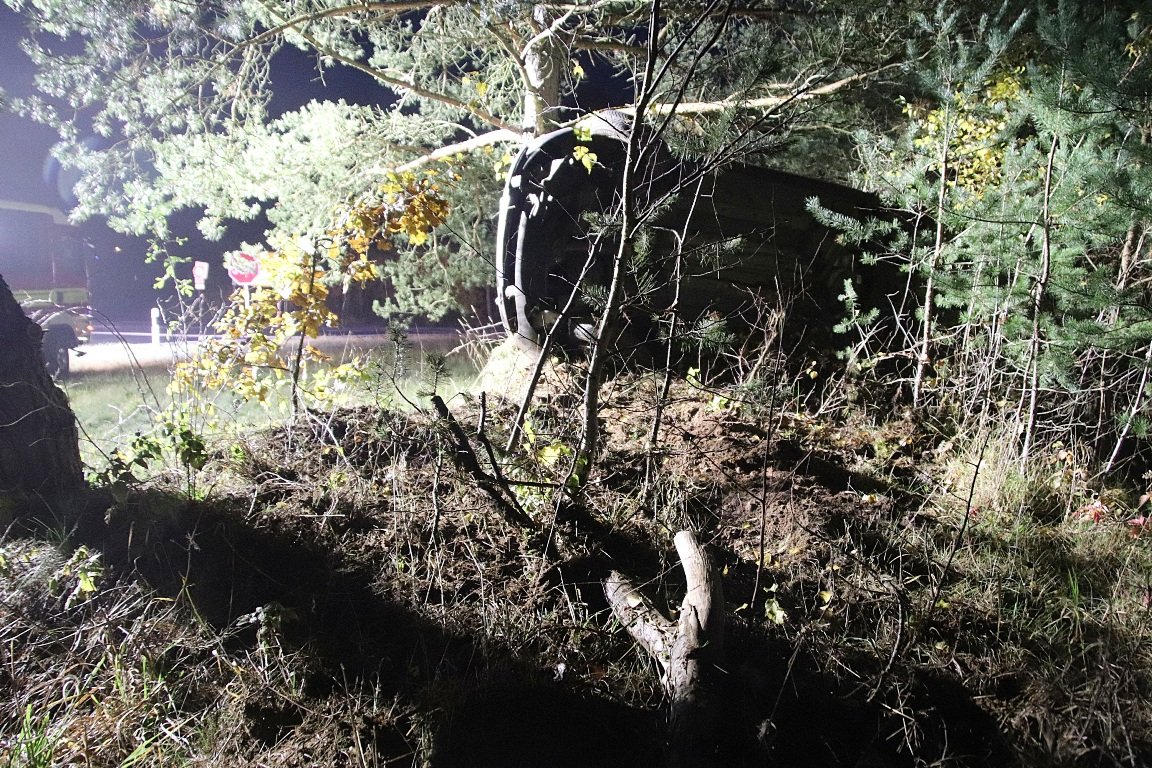 Nach Schleuderpartie: Auto hängt in Bäumen