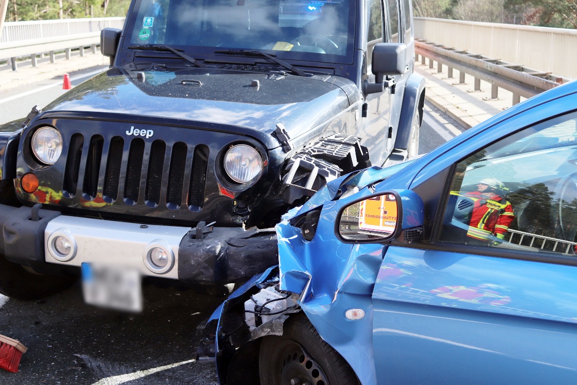 Unfall beim Überholen: Autofahrerin schwer verletzt