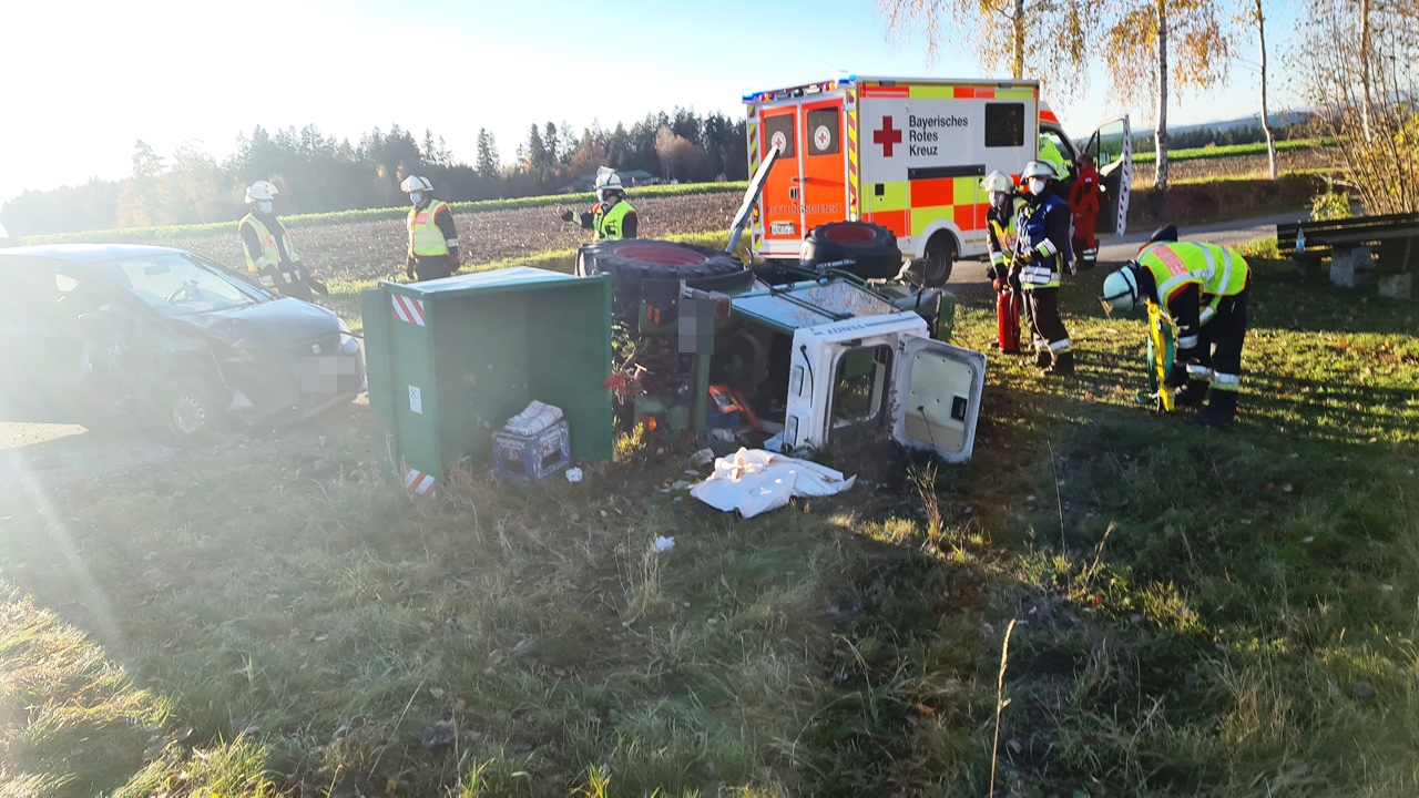 Zwei Verletzte: Seat kracht in Traktor