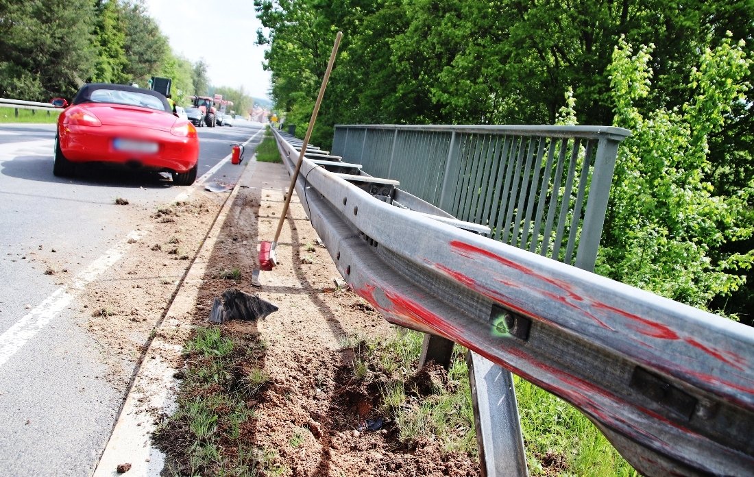 Mit neuem Porsche in die Leitplanke