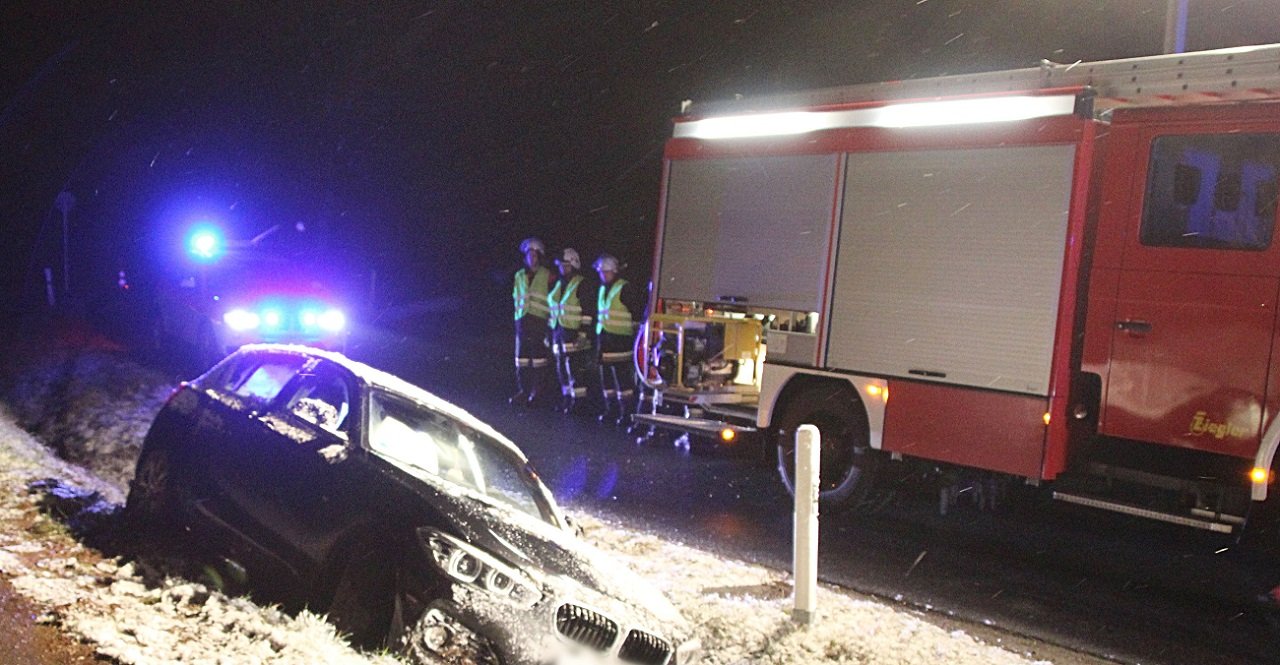Unfall in Pressath: Autofahrerin rutscht in Graben