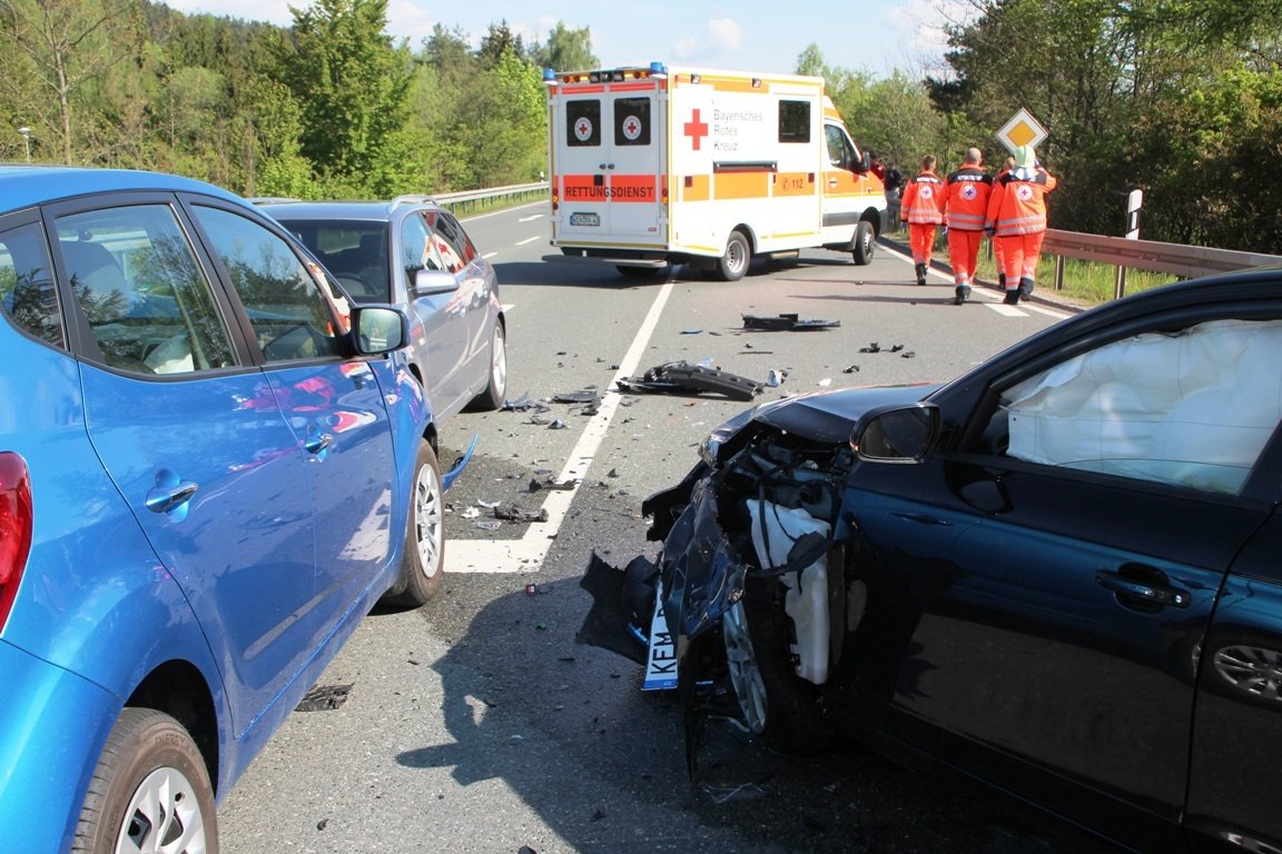 [Update] Schwerer Unfall bei Pressath – Bundesstraße gesperrt
