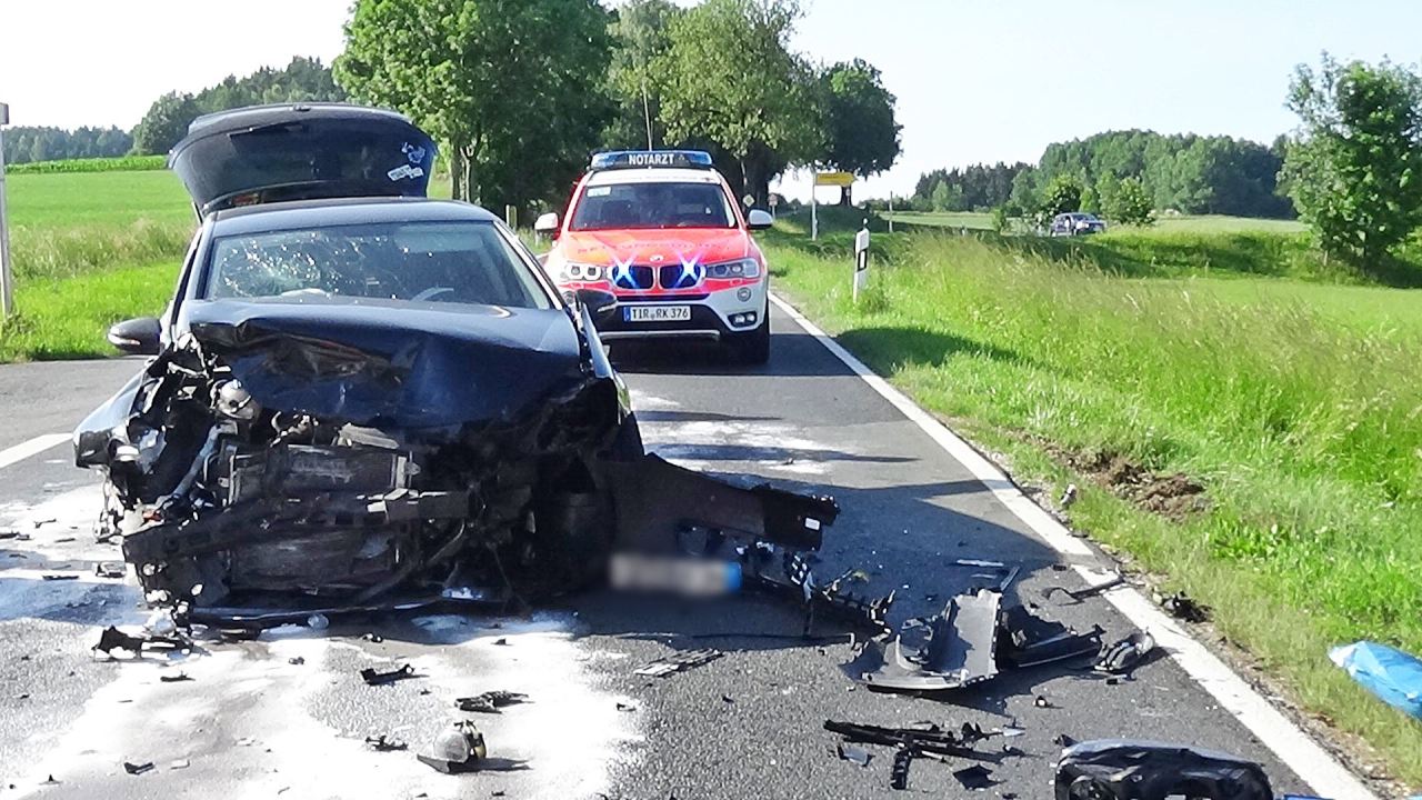 Frontal zusammengekracht: Vier Verletzte und Totalschäden