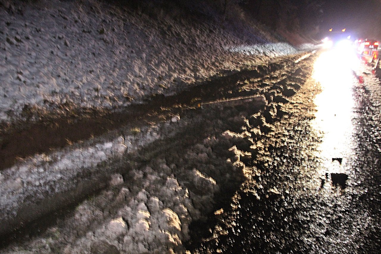 Sattelzug landet im Straßengraben