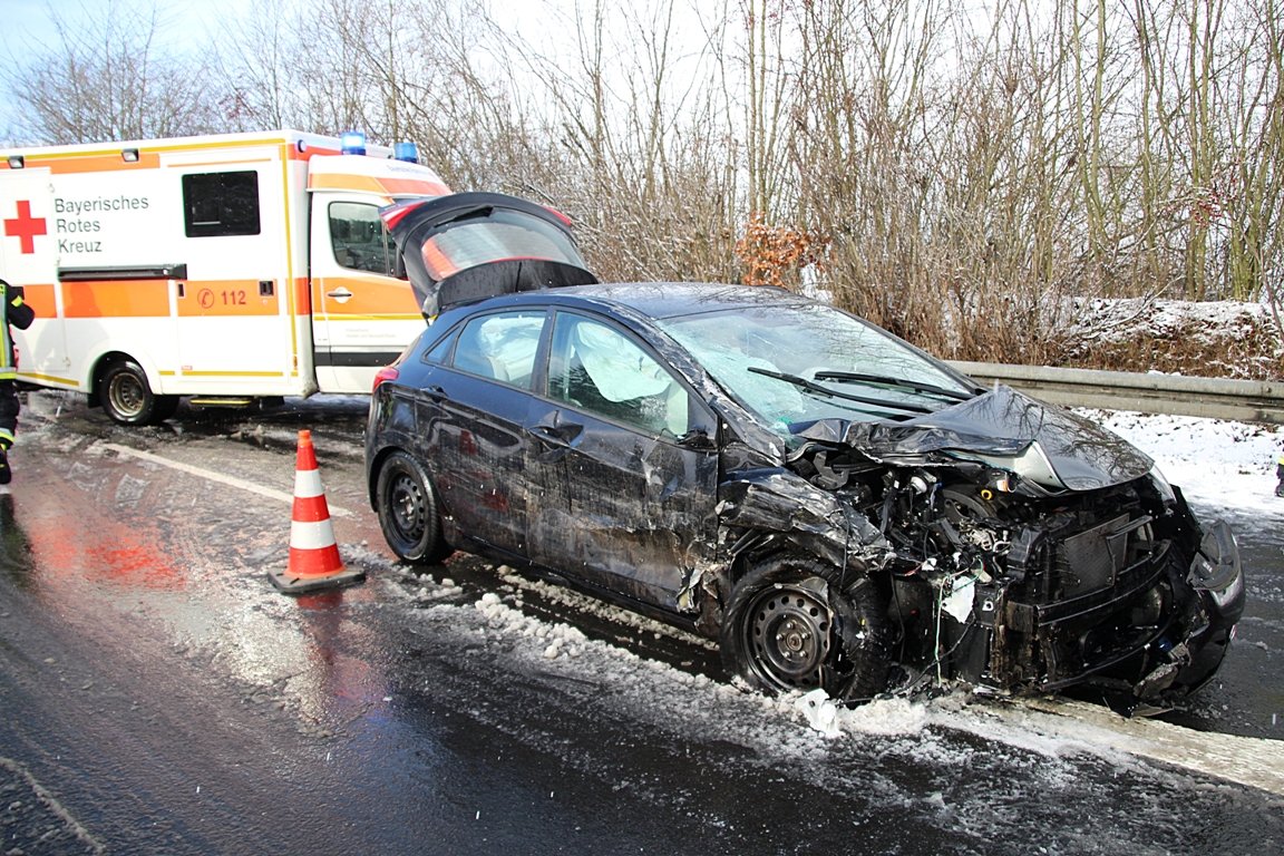 Zwei Unfälle wegen Schnee: Vier Verletzte darunter Kinder