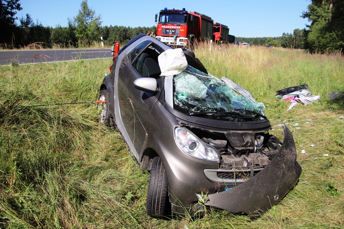 [Update] Tödlicher Unfall: Smart kracht in Lkw