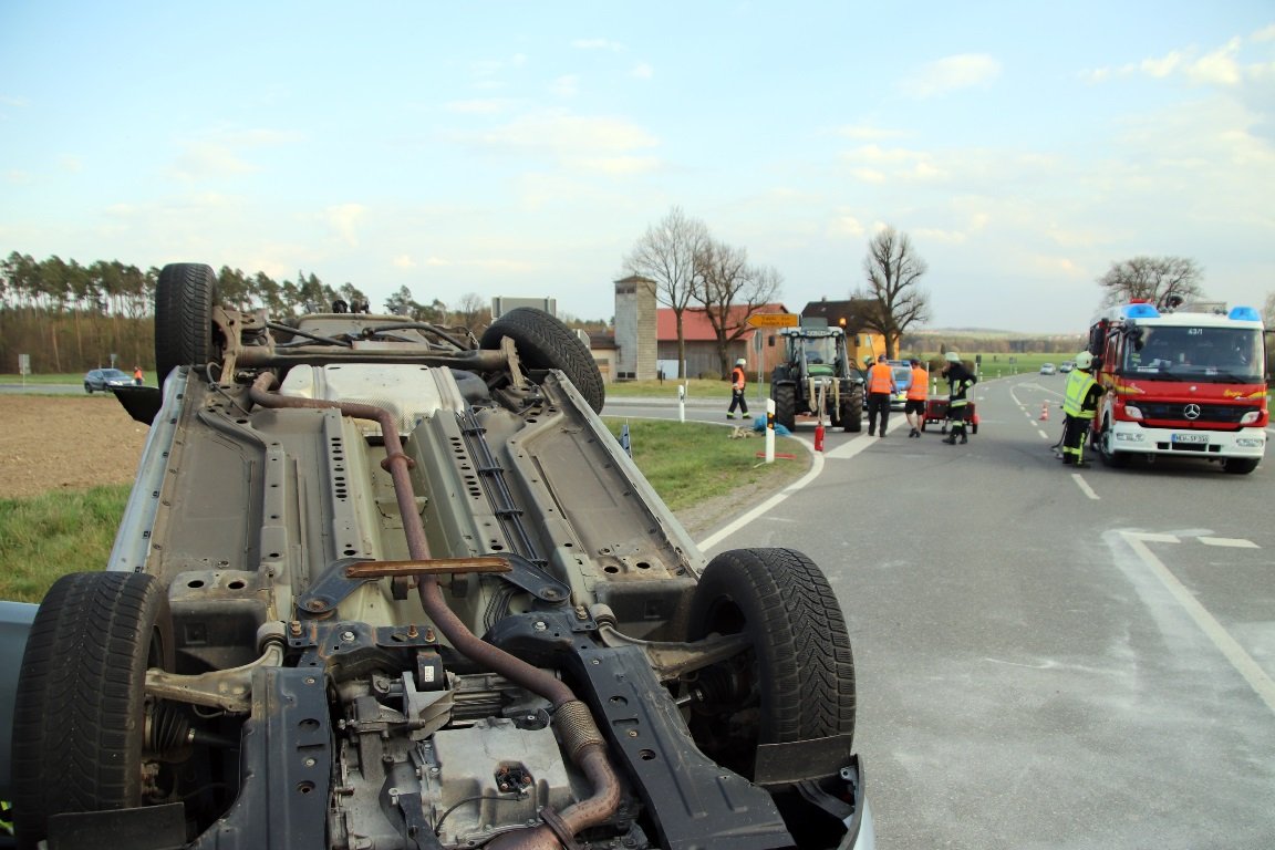 Unfall bei Speinshart: Opel überschlägt sich