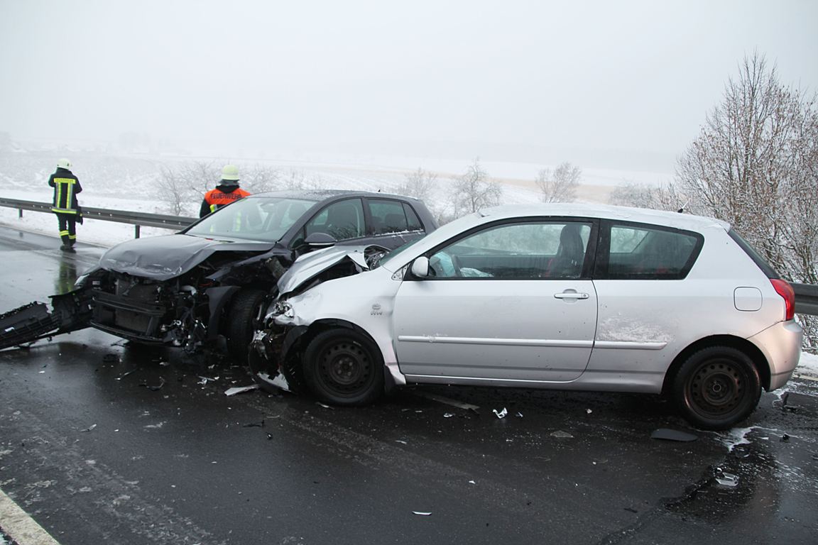 [Update] Zwei Verletzte und Totalschäden: Unfall bei Speinshart