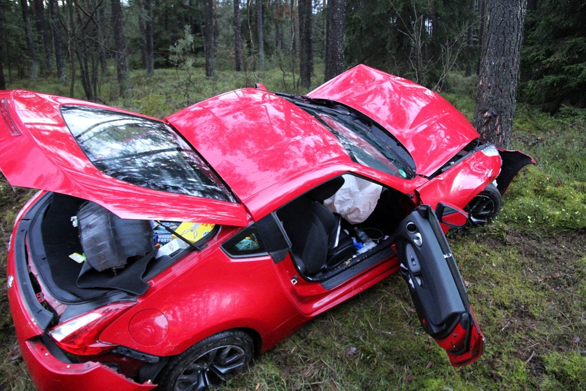 Mit Sportwagen gegen Baum gekracht: 40.000 Euro Schaden