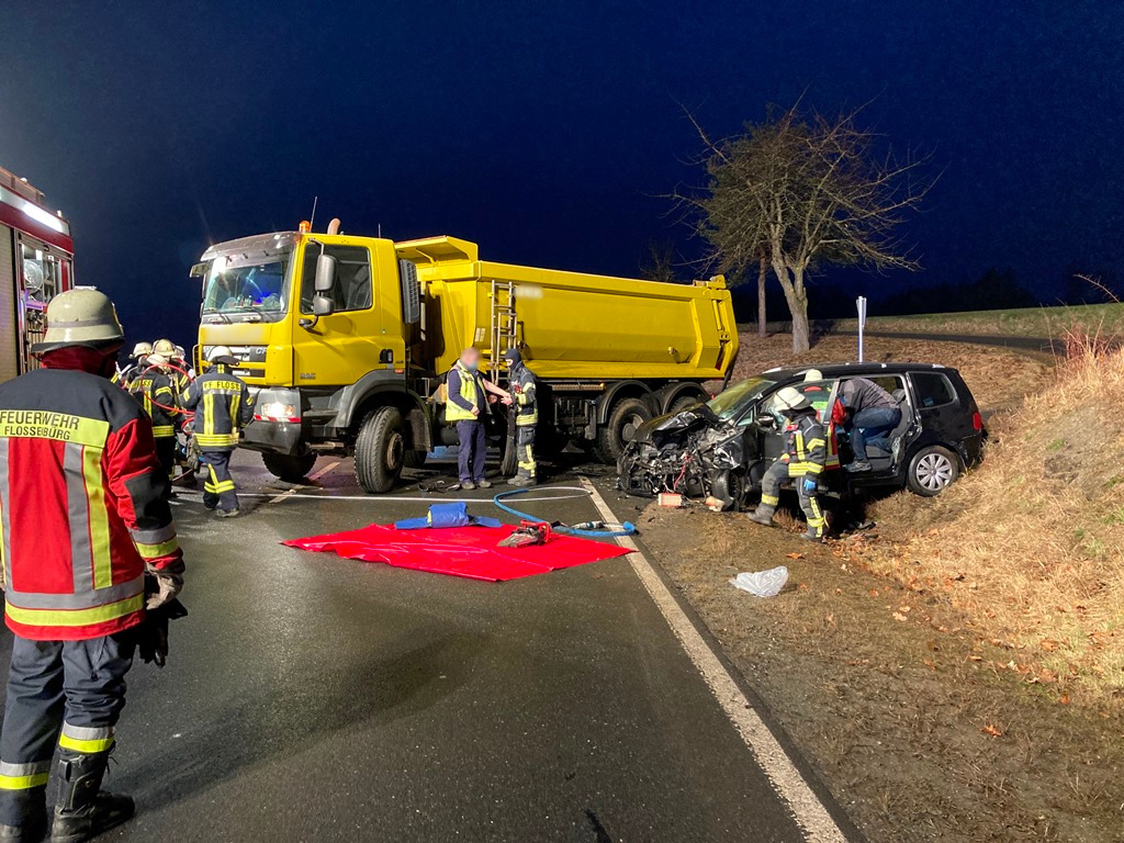 Schwerverletzte nach Unfall – VW kracht frontal in Lastwagen
