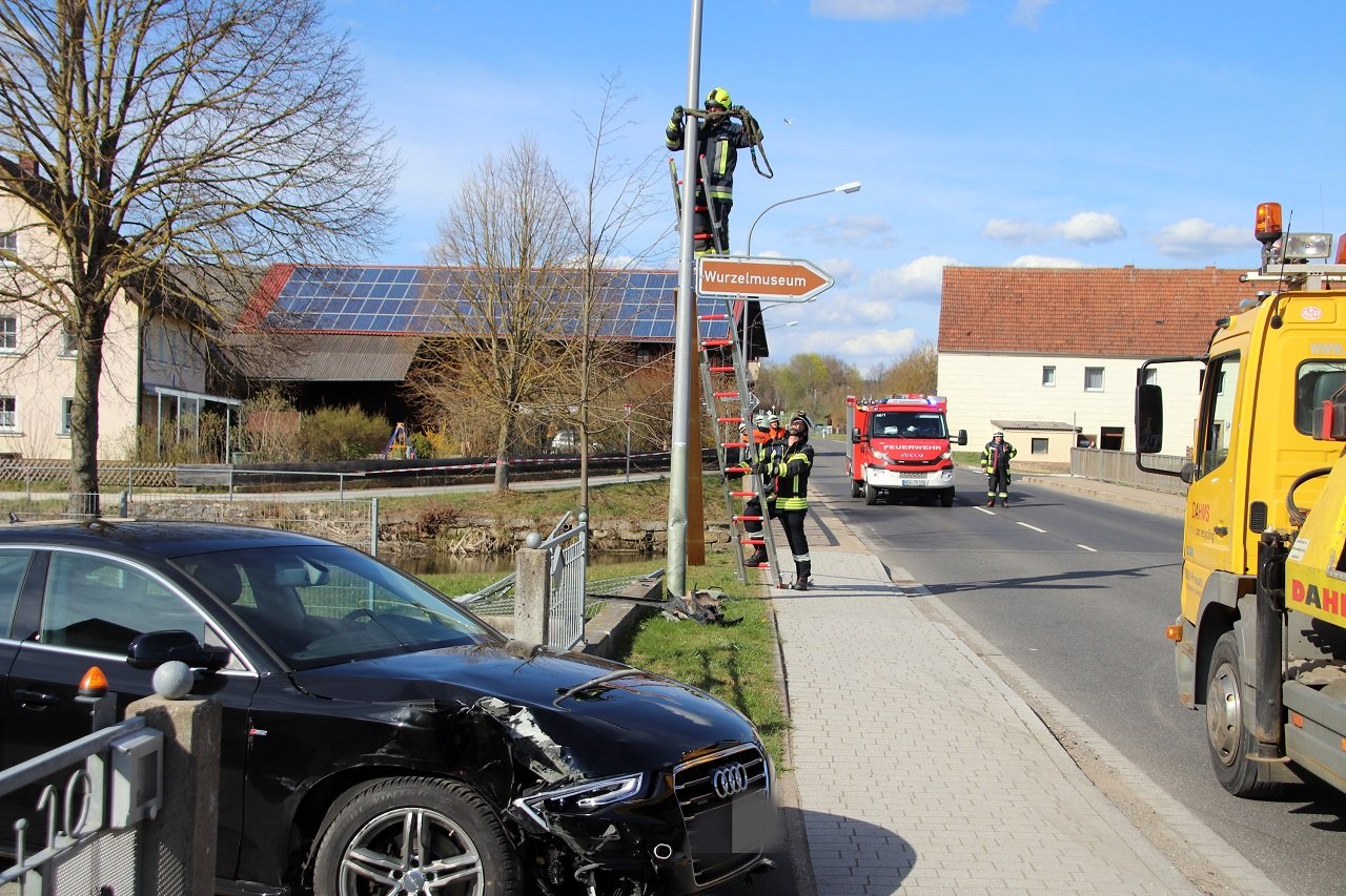 Auto, Zaun und Straßenlaterne bei Unfall zerstört