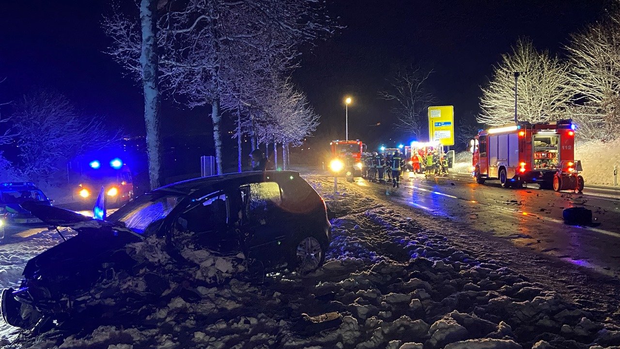Schwerer Unfall auf B22 – Fahrer (18) tot